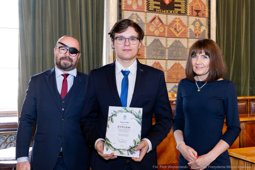 Laur Olimpijski, dyplomy, zdolni uczniowie, szkoły ponadpodstawowe, wręczenie, Buszek, Korfel-Jasi  Autor: P. Wojnarowski