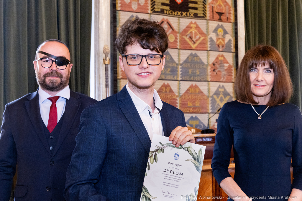 Laur Olimpijski, dyplomy, zdolni uczniowie, szkoły ponadpodstawowe, wręczenie, Buszek, Korfel-Jasi  Autor: P. Wojnarowski