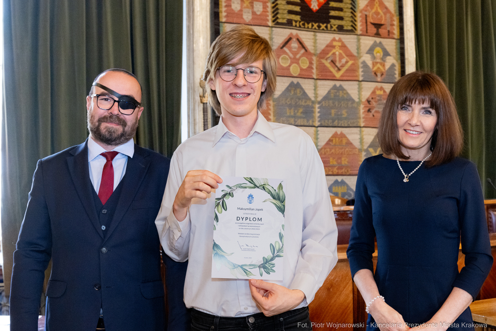 Laur Olimpijski, dyplomy, zdolni uczniowie, szkoły ponadpodstawowe, wręczenie, Buszek, Korfel-Jasi  Autor: P. Wojnarowski