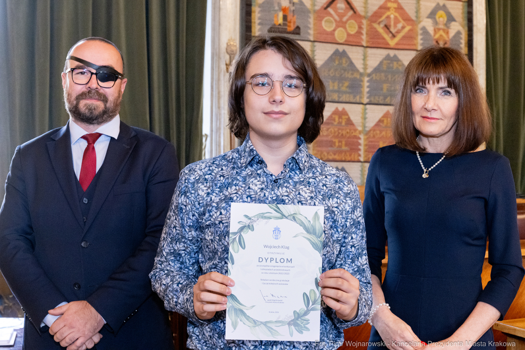 Laur Olimpijski, dyplomy, zdolni uczniowie, szkoły ponadpodstawowe, wręczenie, Buszek, Korfel-Jasi  Autor: P. Wojnarowski