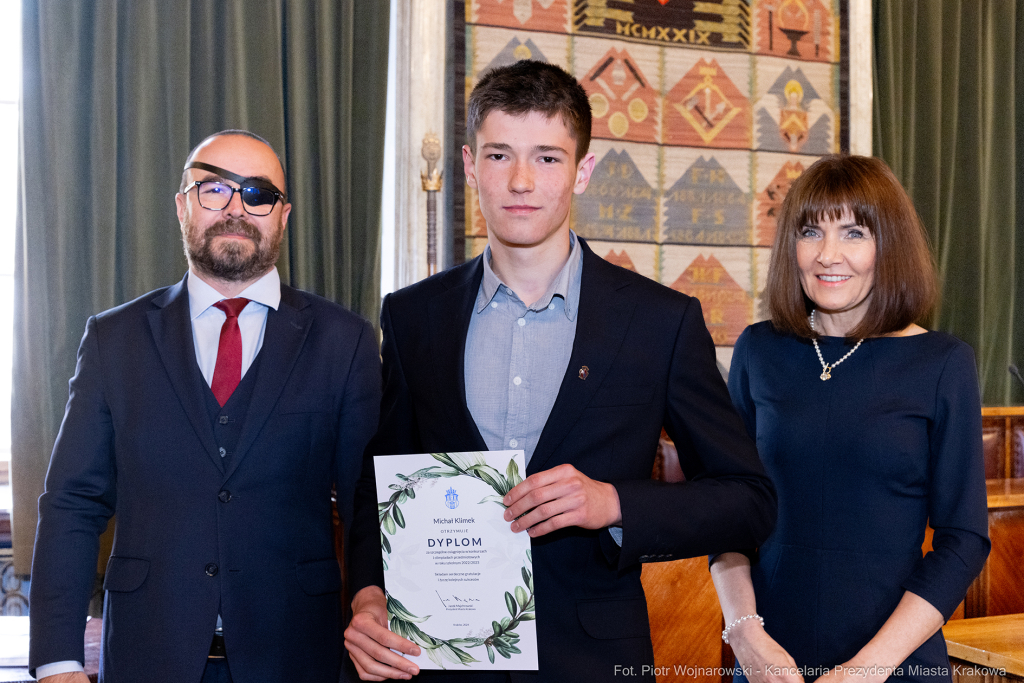 Laur Olimpijski, dyplomy, zdolni uczniowie, szkoły ponadpodstawowe, wręczenie, Buszek, Korfel-Jasi  Autor: P. Wojnarowski