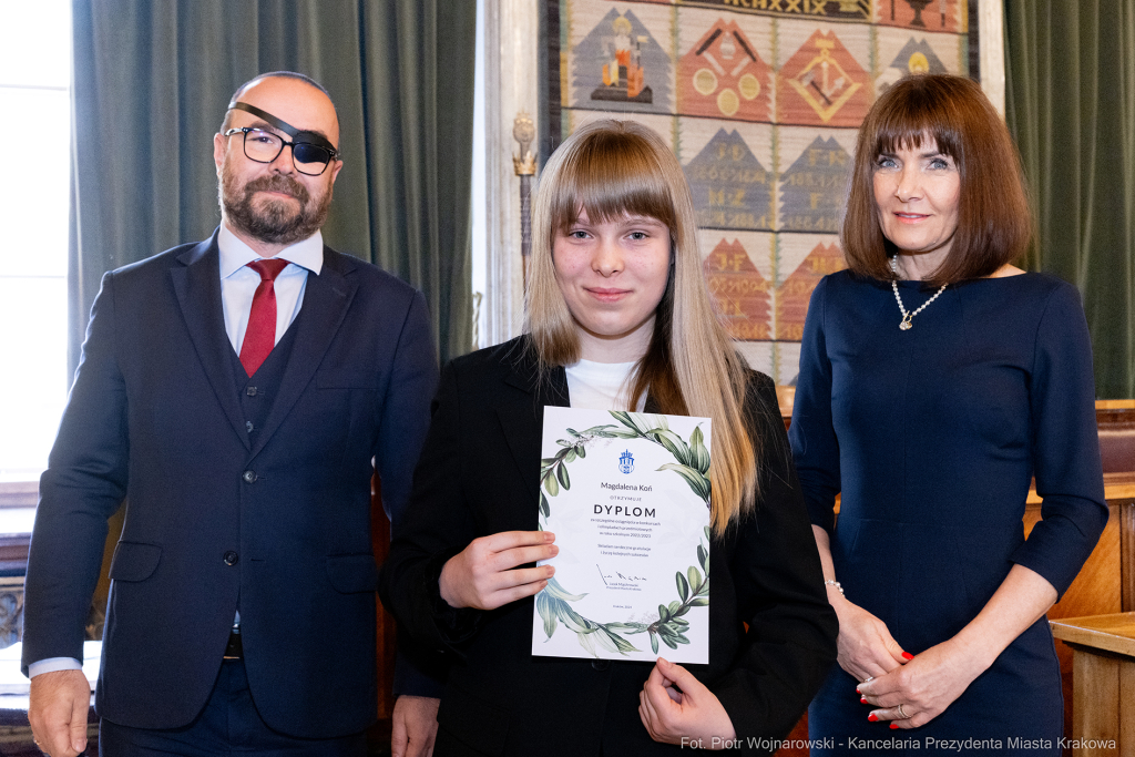 Laur Olimpijski, dyplomy, zdolni uczniowie, szkoły ponadpodstawowe, wręczenie, Buszek, Korfel-Jasi  Autor: P. Wojnarowski