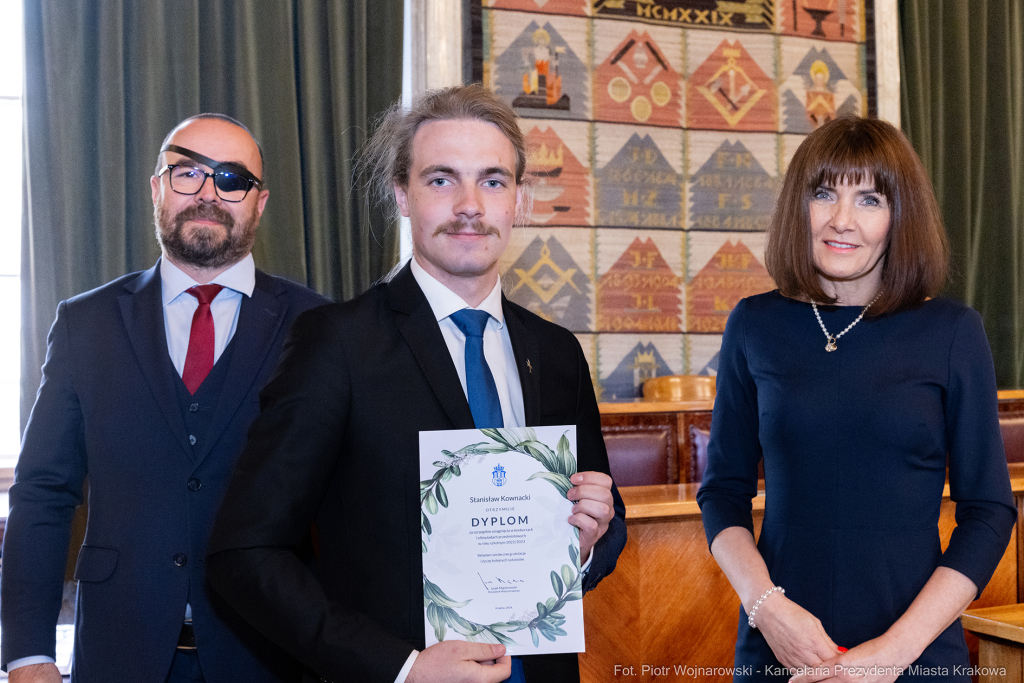 Laur Olimpijski, dyplomy, zdolni uczniowie, szkoły ponadpodstawowe, wręczenie, Buszek, Korfel-Jasi  Autor: P. Wojnarowski