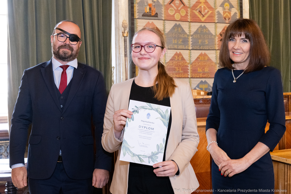 Laur Olimpijski, dyplomy, zdolni uczniowie, szkoły ponadpodstawowe, wręczenie, Buszek, Korfel-Jasi  Autor: P. Wojnarowski