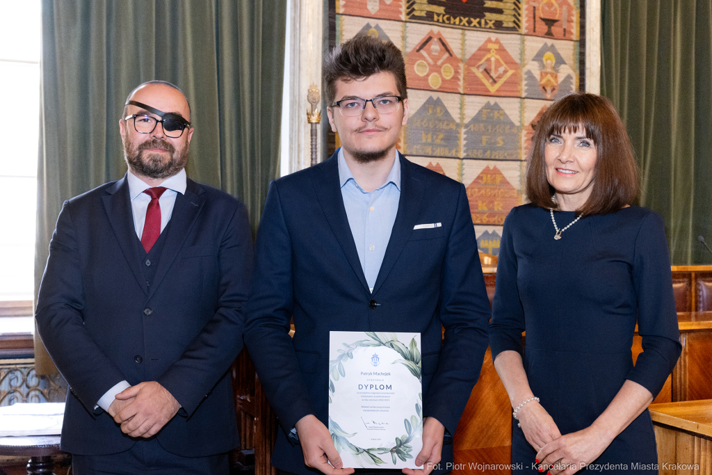 Laur Olimpijski, dyplomy, zdolni uczniowie, szkoły ponadpodstawowe, wręczenie, Buszek, Korfel-Jasi  Autor: P. Wojnarowski