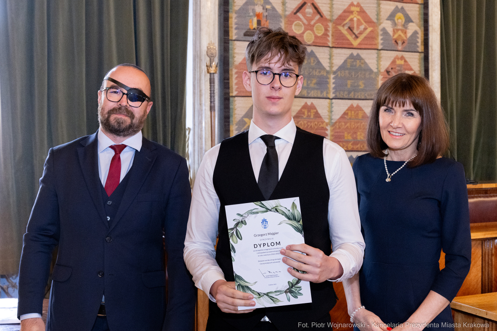 Laur Olimpijski, dyplomy, zdolni uczniowie, szkoły ponadpodstawowe, wręczenie, Buszek, Korfel-Jasi  Autor: P. Wojnarowski