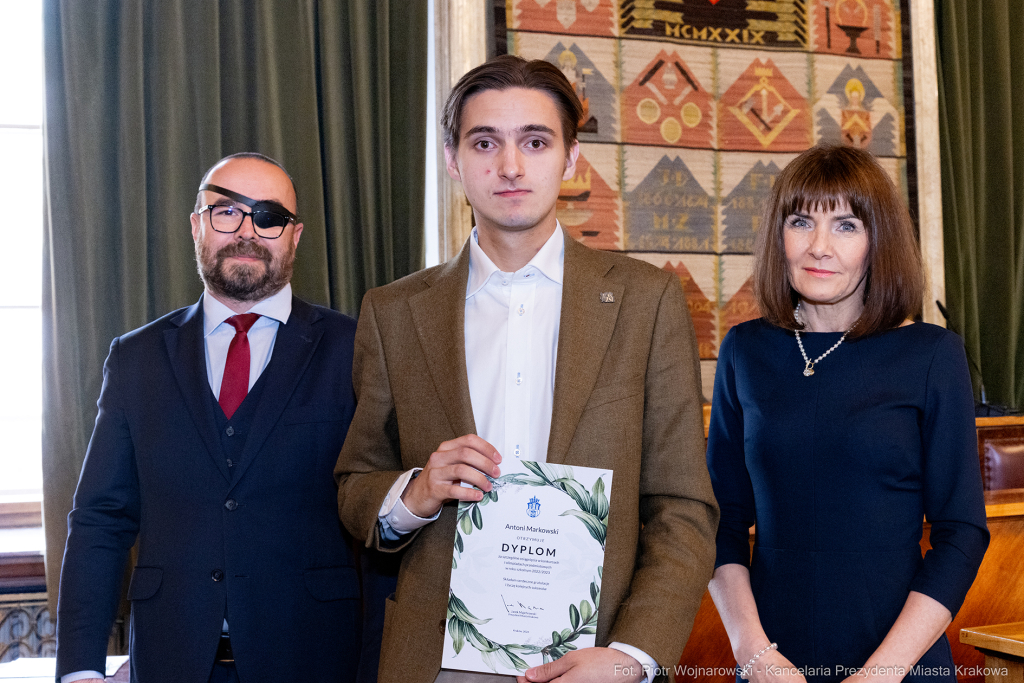 Laur Olimpijski, dyplomy, zdolni uczniowie, szkoły ponadpodstawowe, wręczenie, Buszek, Korfel-Jasi  Autor: P. Wojnarowski