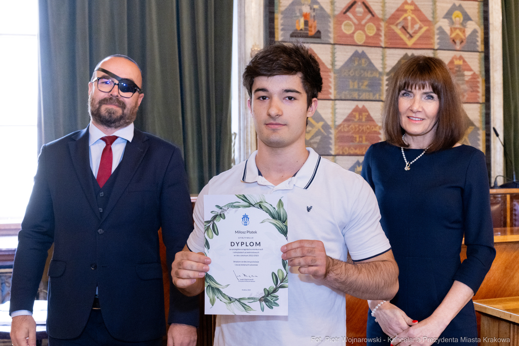 Laur Olimpijski, dyplomy, zdolni uczniowie, szkoły ponadpodstawowe, wręczenie, Buszek, Korfel-Jasi  Autor: P. Wojnarowski