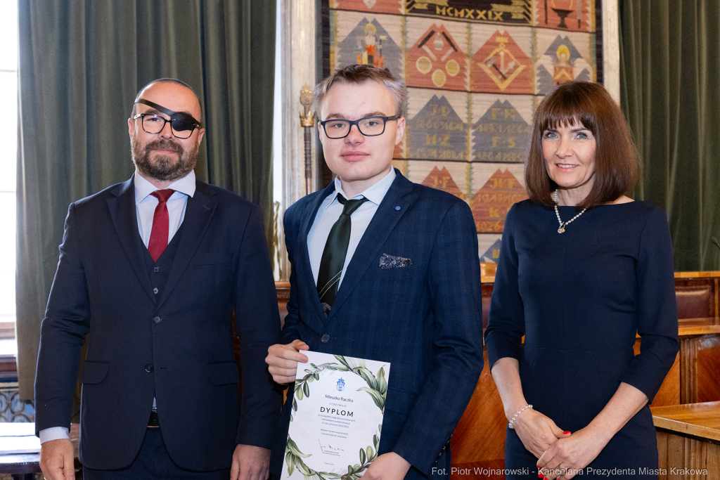 Laur Olimpijski, dyplomy, zdolni uczniowie, szkoły ponadpodstawowe, wręczenie, Buszek, Korfel-Jasi  Autor: P. Wojnarowski