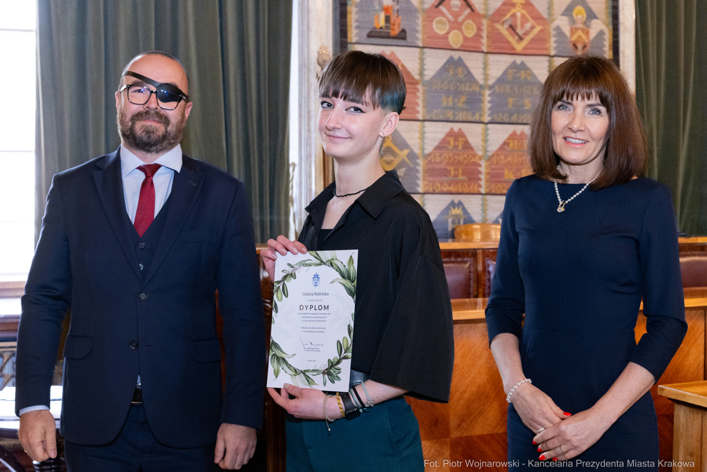 Laur Olimpijski, dyplomy, zdolni uczniowie, szkoły ponadpodstawowe, wręczenie, Buszek, Korfel-Jasi  Autor: P. Wojnarowski