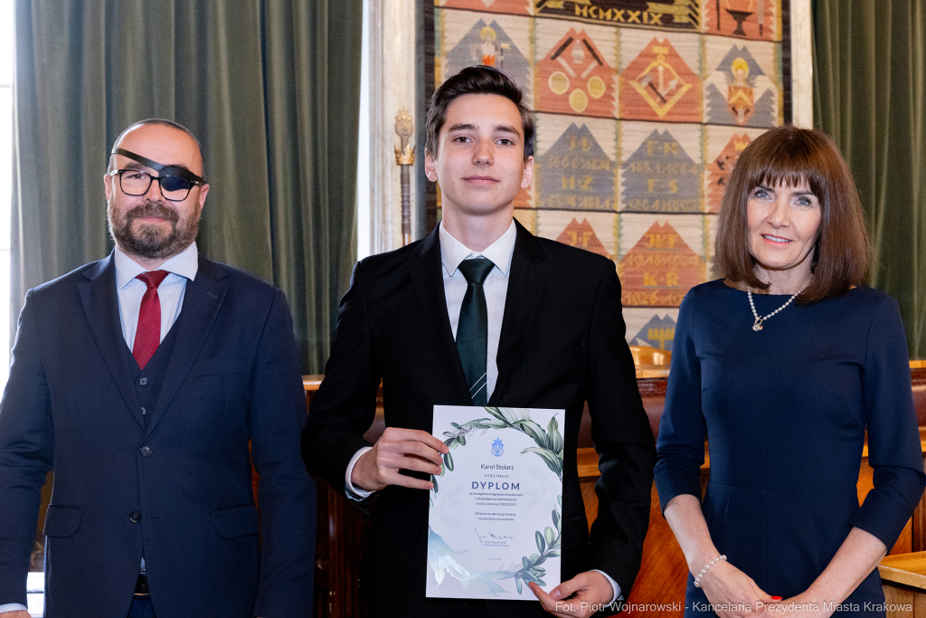 Laur Olimpijski, dyplomy, zdolni uczniowie, szkoły ponadpodstawowe, wręczenie, Buszek, Korfel-Jasi  Autor: P. Wojnarowski