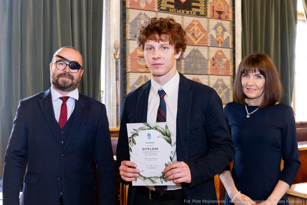 Laur Olimpijski, dyplomy, zdolni uczniowie, szkoły ponadpodstawowe, wręczenie, Buszek, Korfel-Jasi  Autor: P. Wojnarowski