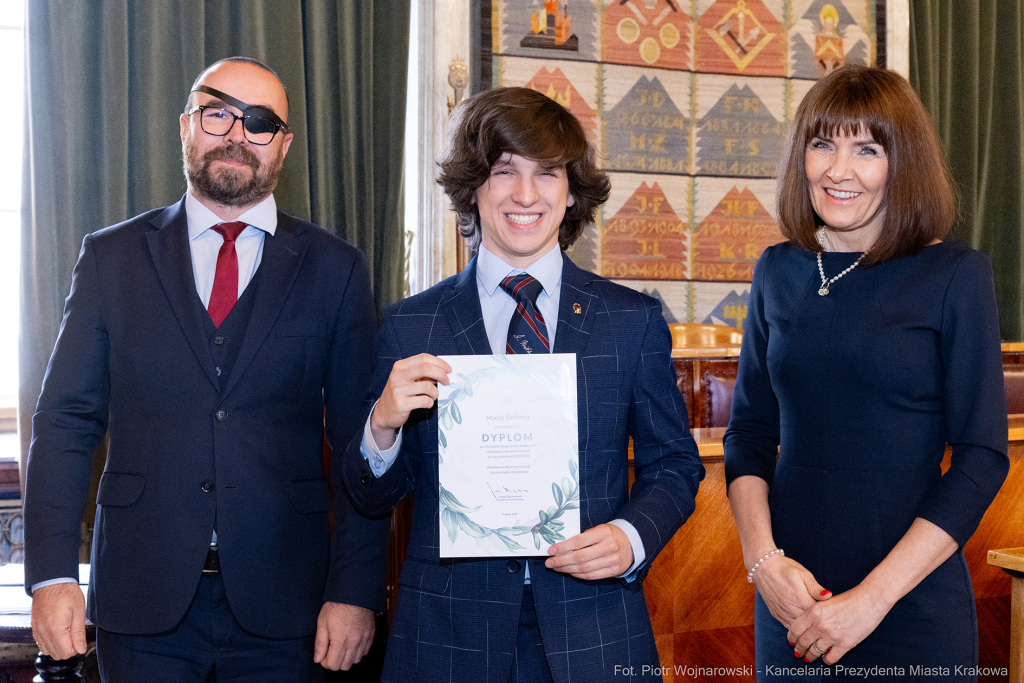 Laur Olimpijski, dyplomy, zdolni uczniowie, szkoły ponadpodstawowe, wręczenie, Buszek, Korfel-Jasi  Autor: P. Wojnarowski