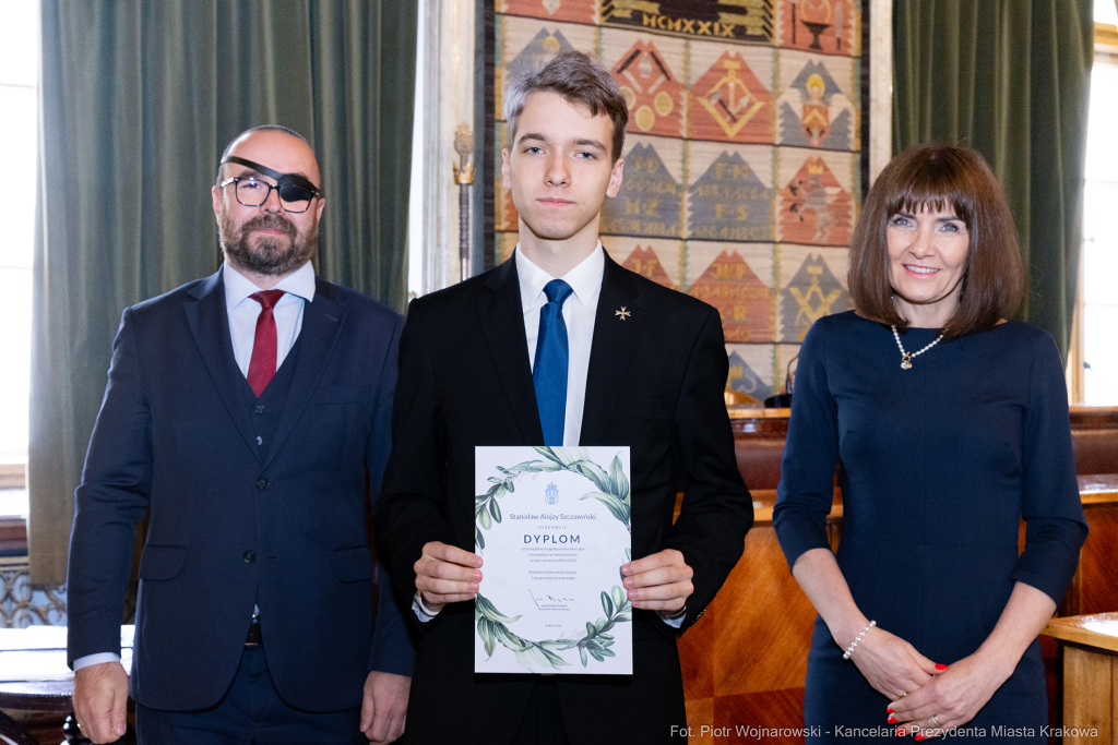 Laur Olimpijski, dyplomy, zdolni uczniowie, szkoły ponadpodstawowe, wręczenie, Buszek, Korfel-Jasi  Autor: P. Wojnarowski