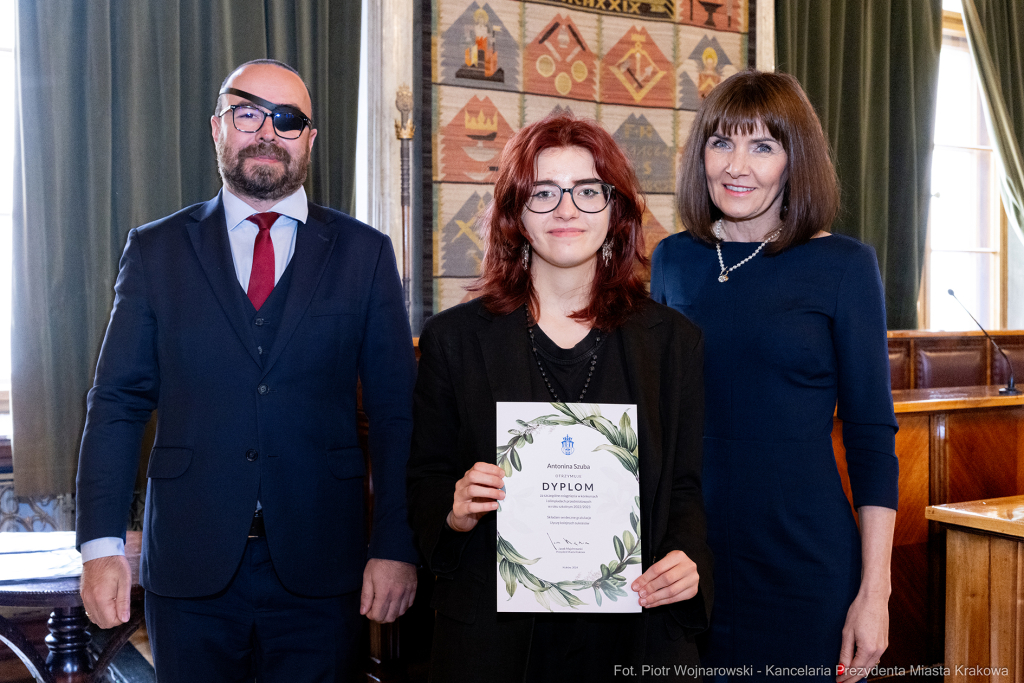 Laur Olimpijski, dyplomy, zdolni uczniowie, szkoły ponadpodstawowe, wręczenie, Buszek, Korfel-Jasi  Autor: P. Wojnarowski