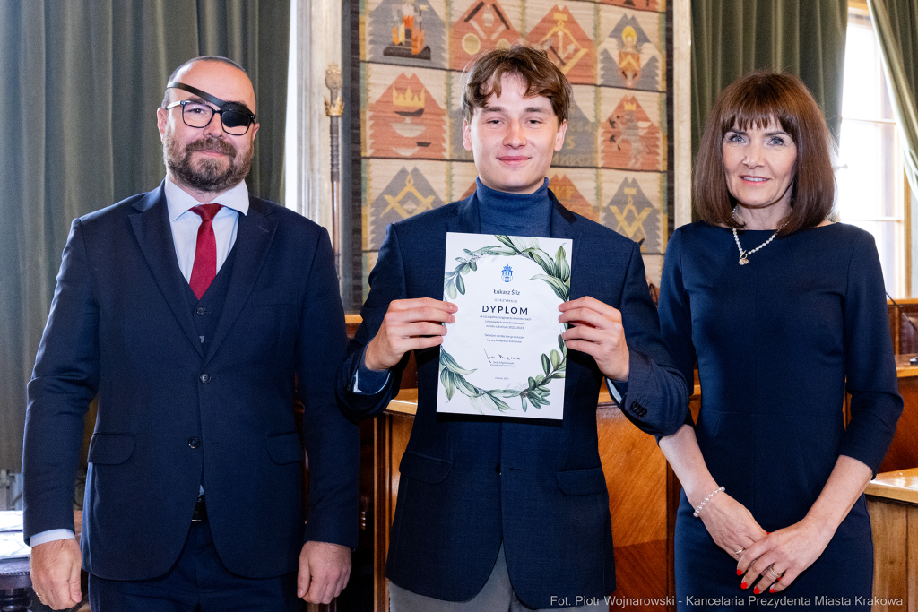 Laur Olimpijski, dyplomy, zdolni uczniowie, szkoły ponadpodstawowe, wręczenie, Buszek, Korfel-Jasi  Autor: P. Wojnarowski