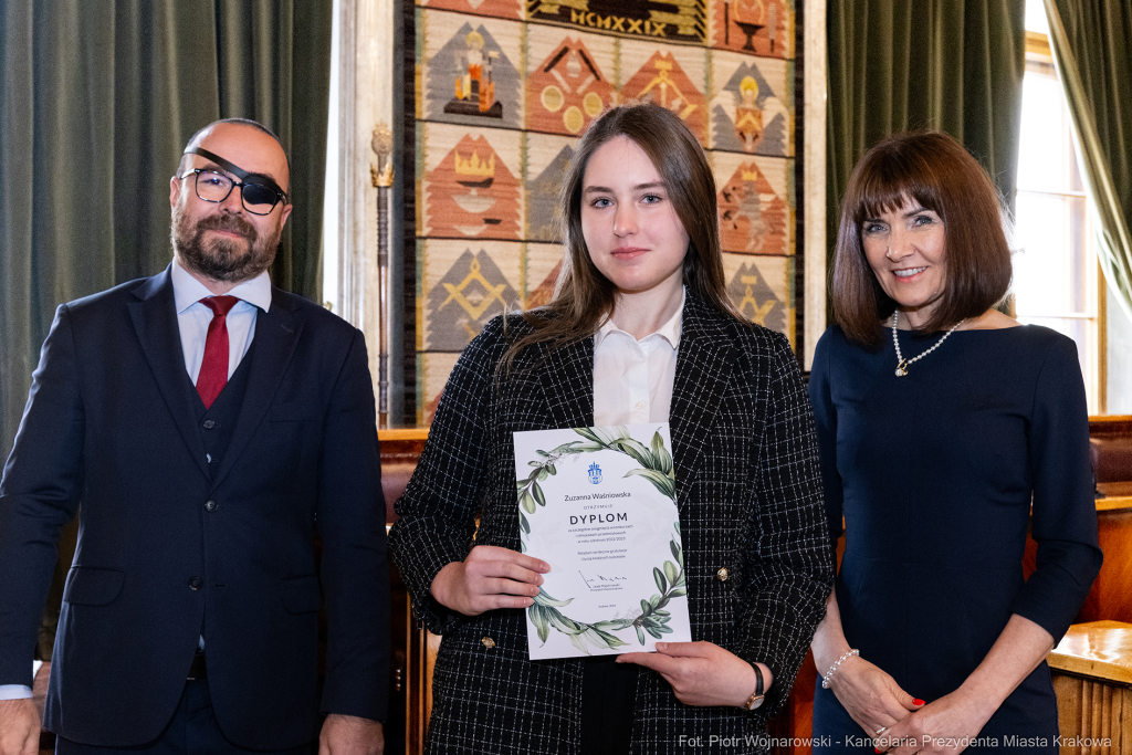 Laur Olimpijski, dyplomy, zdolni uczniowie, szkoły ponadpodstawowe, wręczenie, Buszek, Korfel-Jasi  Autor: P. Wojnarowski