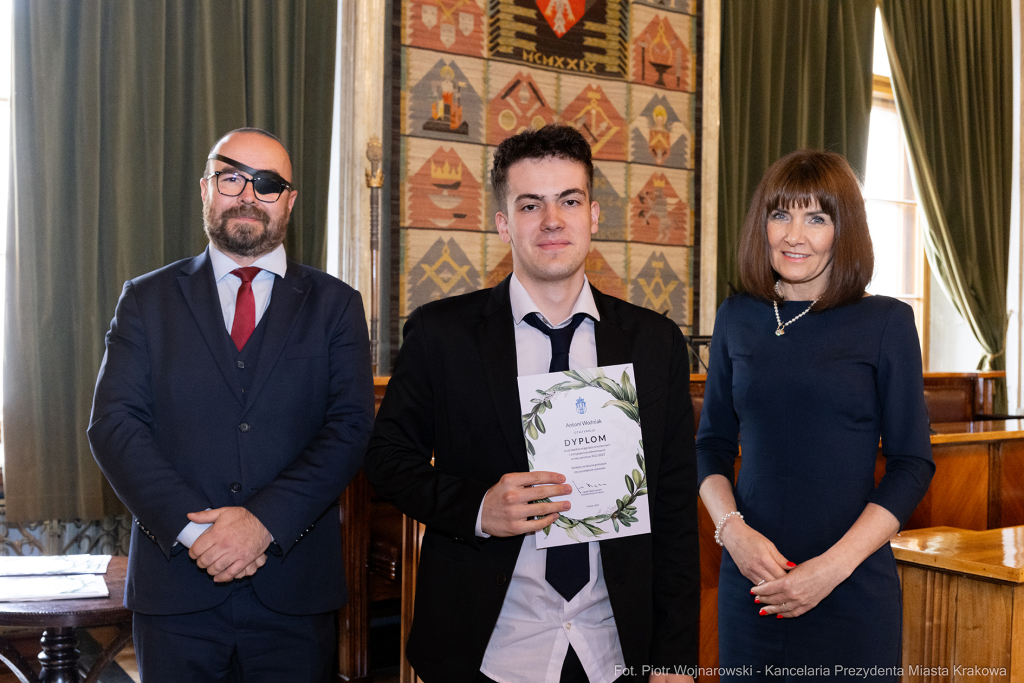 Laur Olimpijski, dyplomy, zdolni uczniowie, szkoły ponadpodstawowe, wręczenie, Buszek, Korfel-Jasi  Autor: P. Wojnarowski