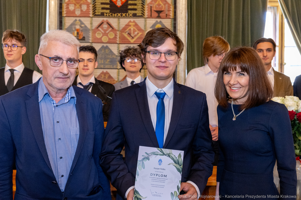 Laur Olimpijski, dyplomy, zdolni uczniowie, szkoły ponadpodstawowe, wręczenie, Buszek, Korfel-Jasi  Autor: P. Wojnarowski