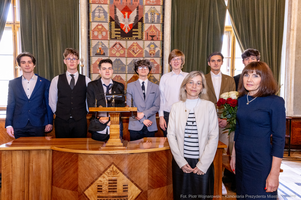 Laur Olimpijski, dyplomy, zdolni uczniowie, szkoły ponadpodstawowe, wręczenie, Buszek, Korfel-Jasi  Autor: P. Wojnarowski