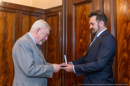 Majchrowski, Andriy Oliynyk, Ukrainiec, Krakowskie Koło Związku Ukraińców, odznaka, łuski