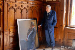 20240429-img_8240.jpg-Powieszenie portretu Prof. Jacka Majchrowskiego w Sali Portretowej