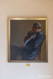 20240429-img_8334.jpg-Powieszenie portretu Prof. Jacka Majchrowskiego w Sali Portretowej