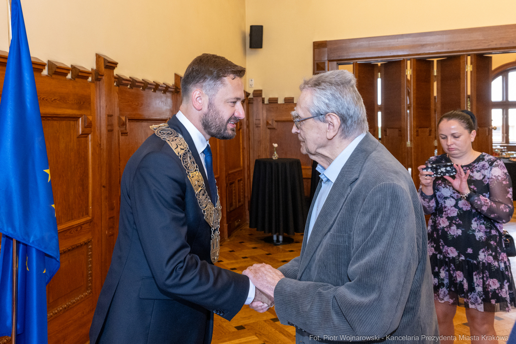 umk_0166.jpg-Aleksander Miszalski, gratulacje, prezydent, goście, zaprzysiężenie, ślubowanie  Autor: P. Wojnarowski