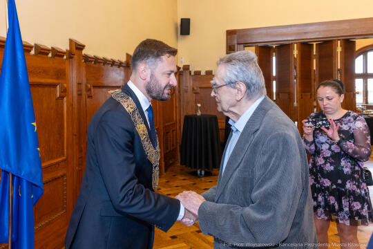 umk_0166.jpg-Aleksander Miszalski, gratulacje, prezydent, goście, zaprzysiężenie, ślubowanie