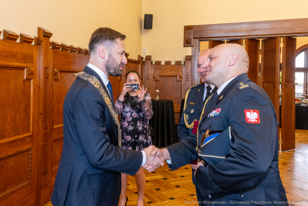 umk_0170.jpg-Aleksander Miszalski, gratulacje, prezydent, goście, zaprzysiężenie, ślubowanie  Autor: P. Wojnarowski