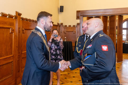 umk_0170.jpg-Aleksander Miszalski, gratulacje, prezydent, goście, zaprzysiężenie, ślubowanie