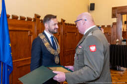 umk_0177.jpg-Aleksander Miszalski, gratulacje, prezydent, goście, zaprzysiężenie, ślubowanie