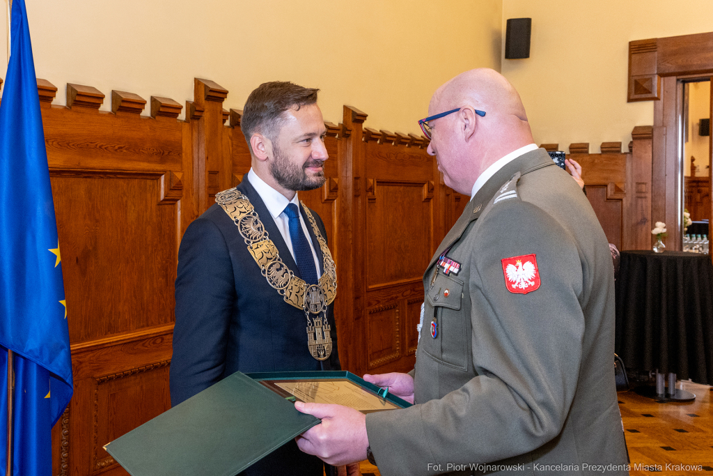 umk_0177.jpg-Aleksander Miszalski, gratulacje, prezydent, goście, zaprzysiężenie, ślubowanie  Autor: P. Wojnarowski