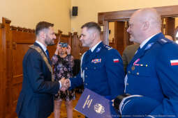 umk_0180.jpg-Aleksander Miszalski, gratulacje, prezydent, goście, zaprzysiężenie, ślubowanie