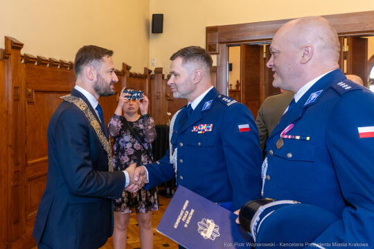 umk_0180.jpg-Aleksander Miszalski, gratulacje, prezydent, goście, zaprzysiężenie, ślubowanie