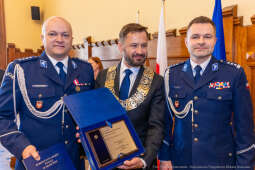 umk_0184.jpg-Aleksander Miszalski, gratulacje, prezydent, goście, zaprzysiężenie, ślubowanie