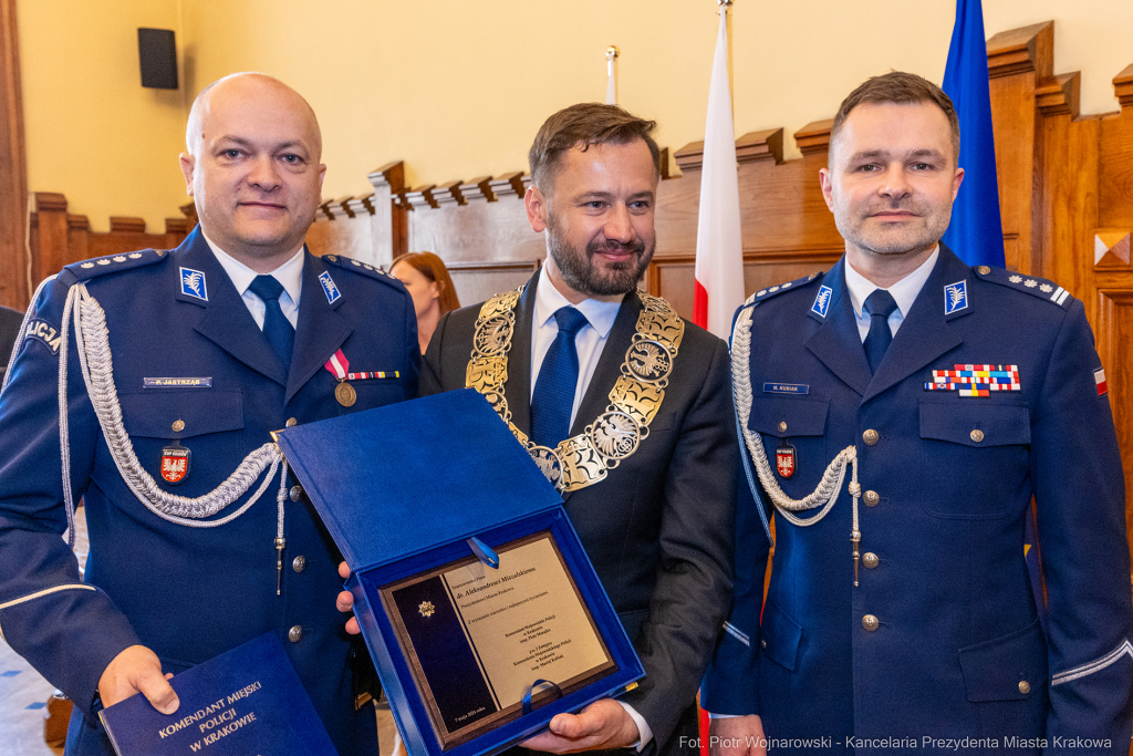 umk_0184.jpg-Aleksander Miszalski, gratulacje, prezydent, goście, zaprzysiężenie, ślubowanie  Autor: P. Wojnarowski