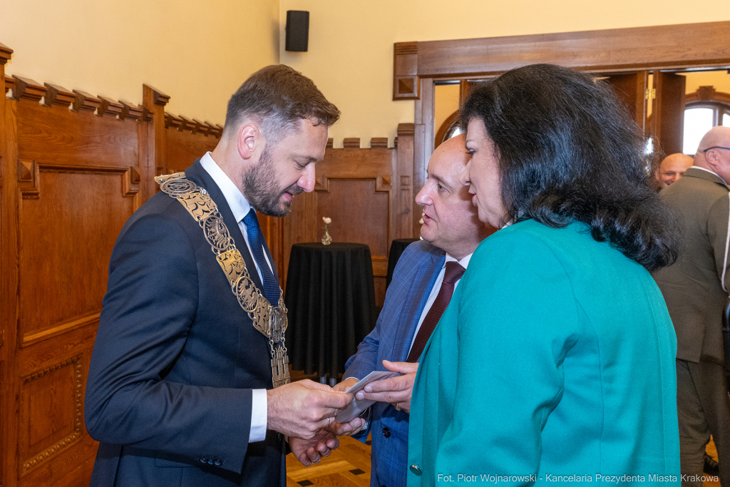 umk_0188.jpg-Aleksander Miszalski, gratulacje, prezydent, goście, zaprzysiężenie, ślubowanie  Autor: P. Wojnarowski