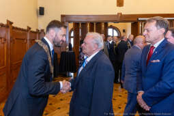 umk_0189.jpg-Aleksander Miszalski, gratulacje, prezydent, goście, zaprzysiężenie, ślubowanie