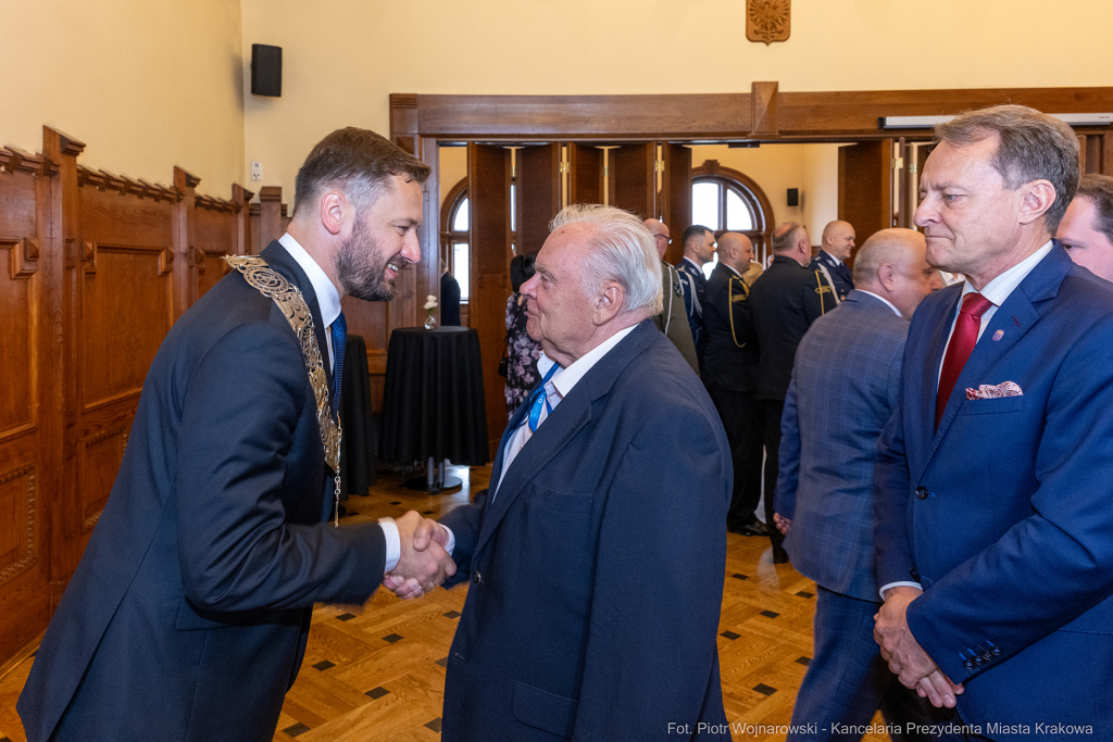 umk_0189.jpg-Aleksander Miszalski, gratulacje, prezydent, goście, zaprzysiężenie, ślubowanie  Autor: P. Wojnarowski