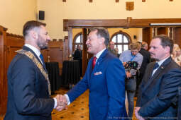 umk_0191.jpg-Aleksander Miszalski, gratulacje, prezydent, goście, zaprzysiężenie, ślubowanie