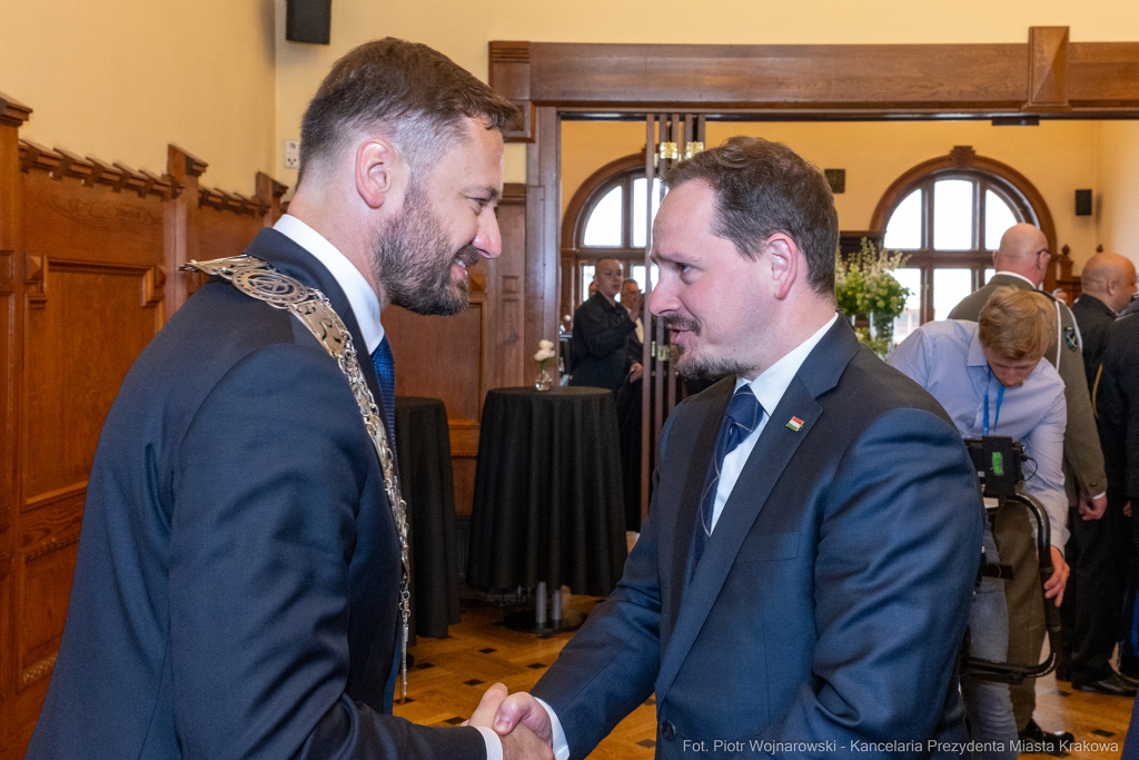 umk_0192.jpg-Aleksander Miszalski, gratulacje, prezydent, goście, zaprzysiężenie, ślubowanie  Autor: P. Wojnarowski