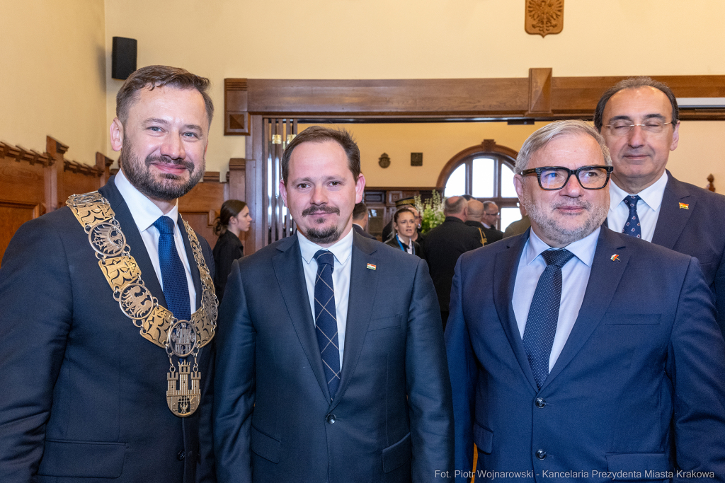umk_0194.jpg-Aleksander Miszalski, gratulacje, prezydent, goście, zaprzysiężenie, ślubowanie  Autor: P. Wojnarowski