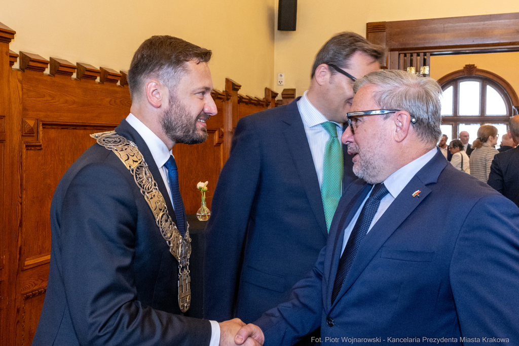 umk_0196.jpg-Aleksander Miszalski, gratulacje, prezydent, goście, zaprzysiężenie, ślubowanie  Autor: P. Wojnarowski