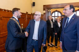 umk_0198.jpg-Aleksander Miszalski, gratulacje, prezydent, goście, zaprzysiężenie, ślubowanie