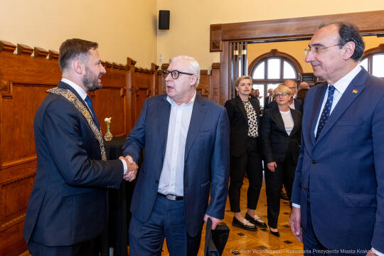 umk_0198.jpg-Aleksander Miszalski, gratulacje, prezydent, goście, zaprzysiężenie, ślubowanie