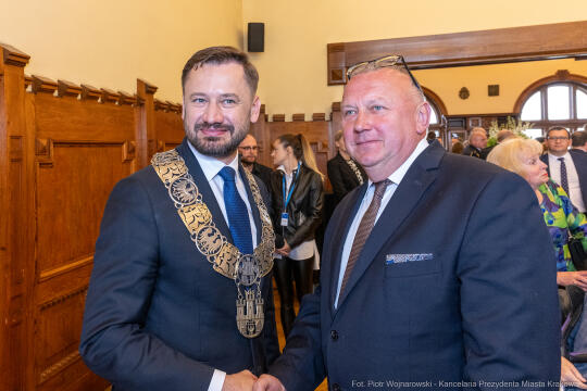 umk_0202.jpg-Aleksander Miszalski, gratulacje, prezydent, goście, zaprzysiężenie, ślubowanie