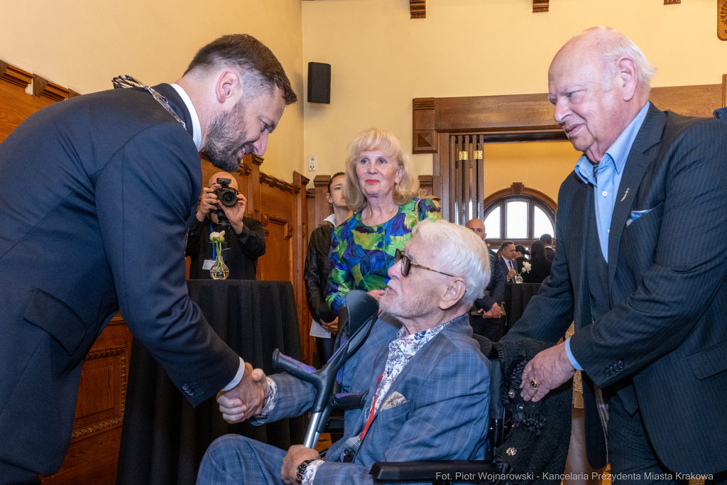 umk_0203.jpg-Aleksander Miszalski, gratulacje, prezydent, goście, zaprzysiężenie, ślubowanie  Autor: P. Wojnarowski