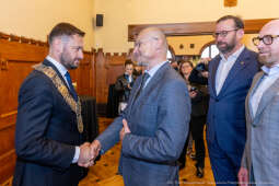 umk_0209.jpg-Aleksander Miszalski, gratulacje, prezydent, goście, zaprzysiężenie, ślubowanie