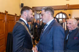 umk_0215.jpg-Aleksander Miszalski, gratulacje, prezydent, goście, zaprzysiężenie, ślubowanie